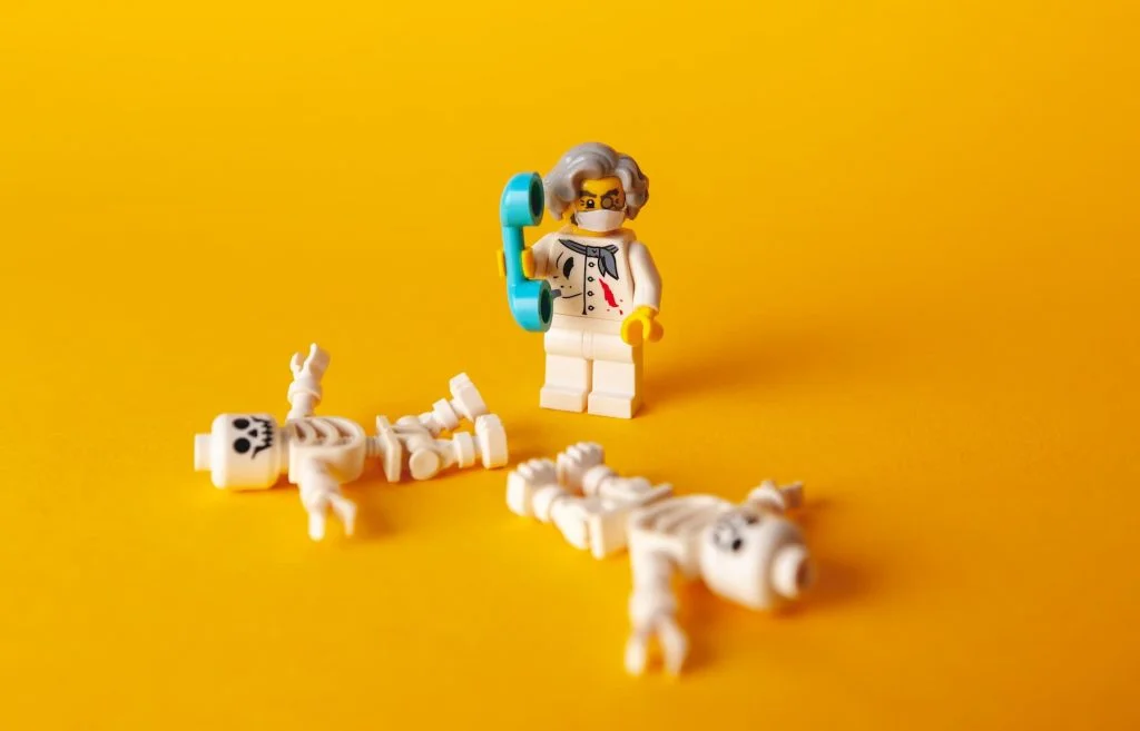 Esqueletos de lego tirados en el suelo porque han vuelto a escuchar la misma historia del ponente.