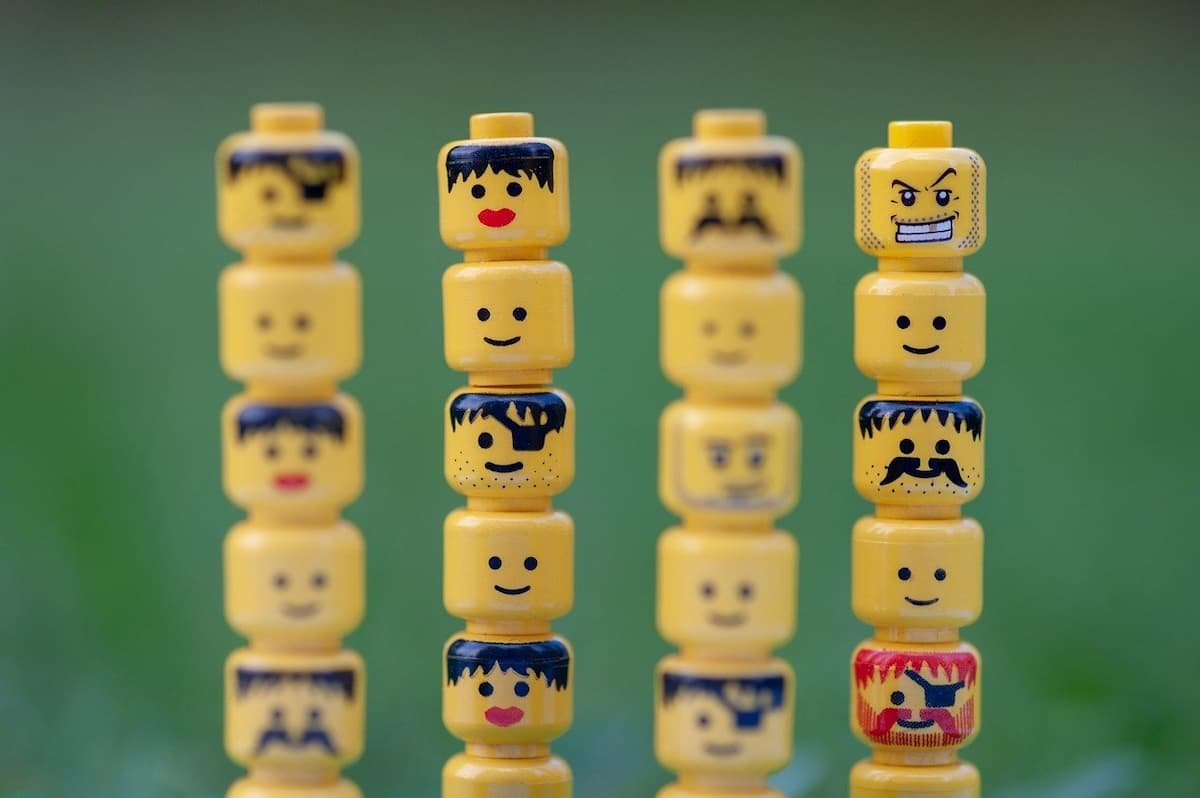 el storytelling sirve para conectar como estas cabezas de lego