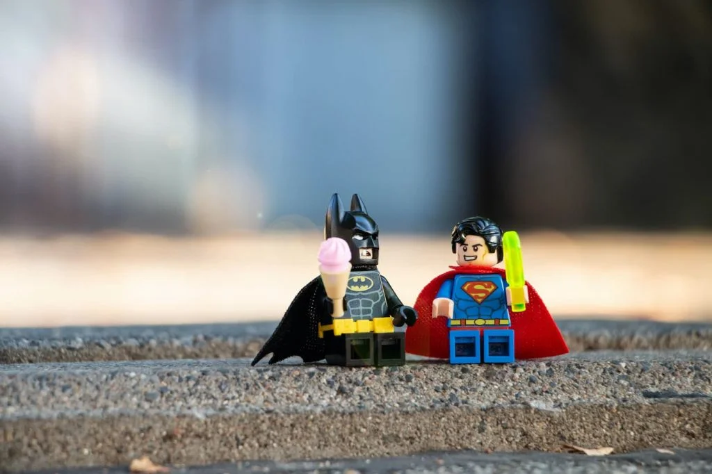Batman y Superman tomando un helado y hablando