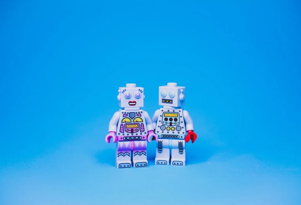 robots de lego uno narra y otro escucha su storytelling