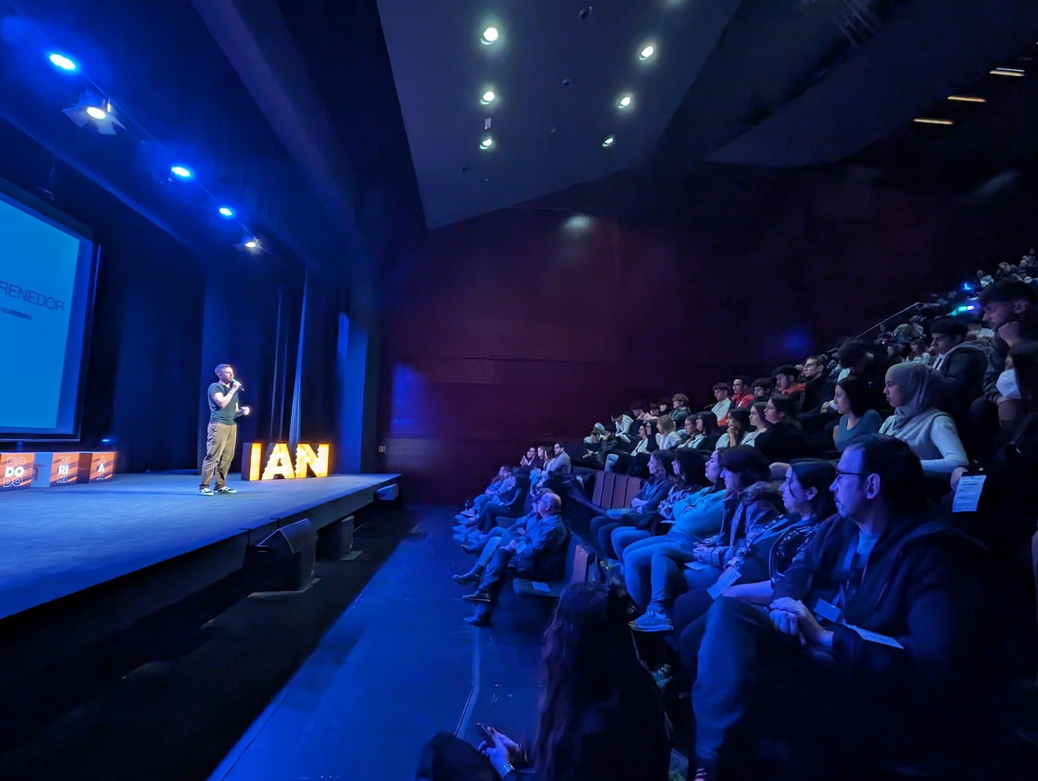 Joaquín guerrero dando una charla